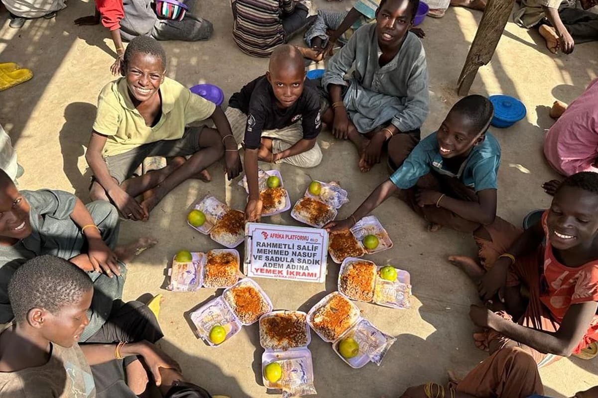 Afrika’da Yemek Organizasyonları Düzenliyoruz